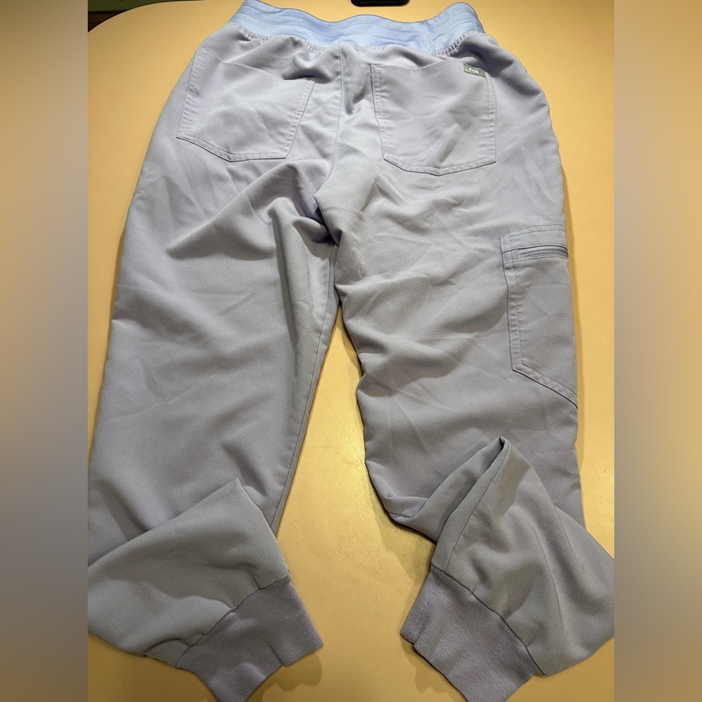 FIgs Lilac Jogger Scrubs EUC - Picture 5 of 10